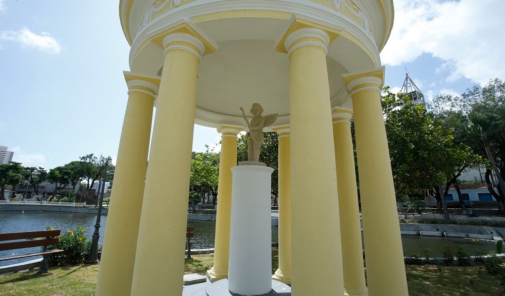 escultura do cupido na cidade da criança